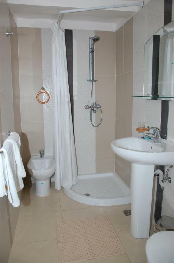 קניטרה Ambassy Hotel מראה חיצוני תמונה